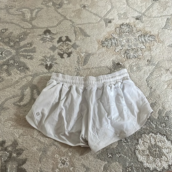 LULULEMON HOTTY HOT 2.5 SHORTS - Picture 2 of 2